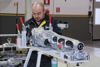Illustration for article titled El minucioso proceso de construir un Lamborghini, foto a foto